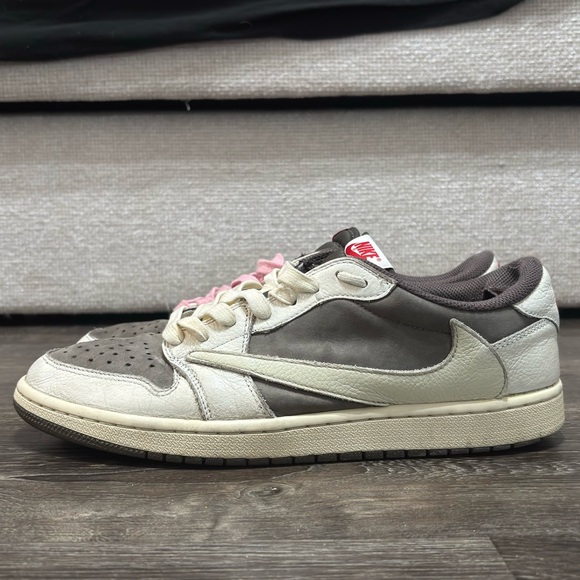 Travis Scott Jordan Reverse Mocha read desc